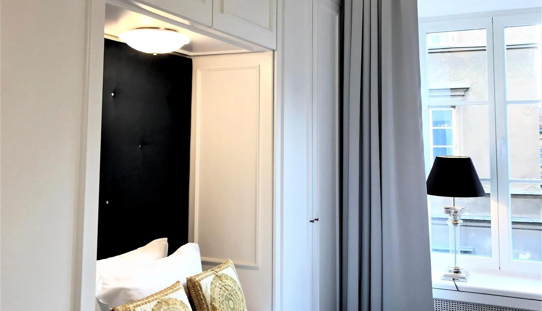 Hotel apartamentowy Mondrian Luxury Suites & Apartments Old Town Warszawa Polska